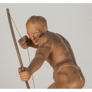 Circa 1930 : un archer en plâtre 
