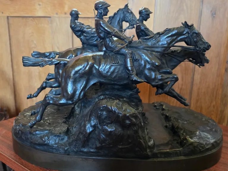 Steeple-chase disputé par trois chevaux