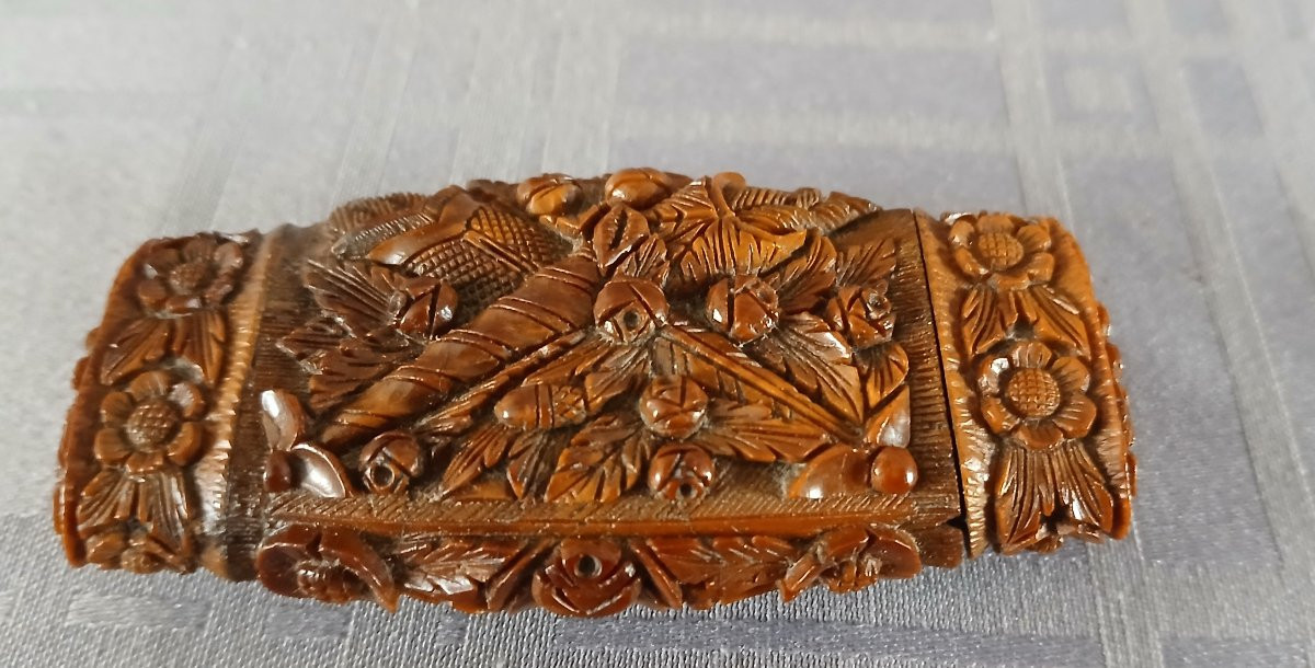 Tabatière Corozo sculptée d'une harpe et de fleurs-photo-1