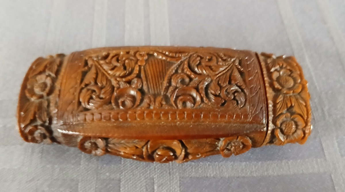 Tabatière Corozo sculptée d'une harpe et de fleurs-photo-2