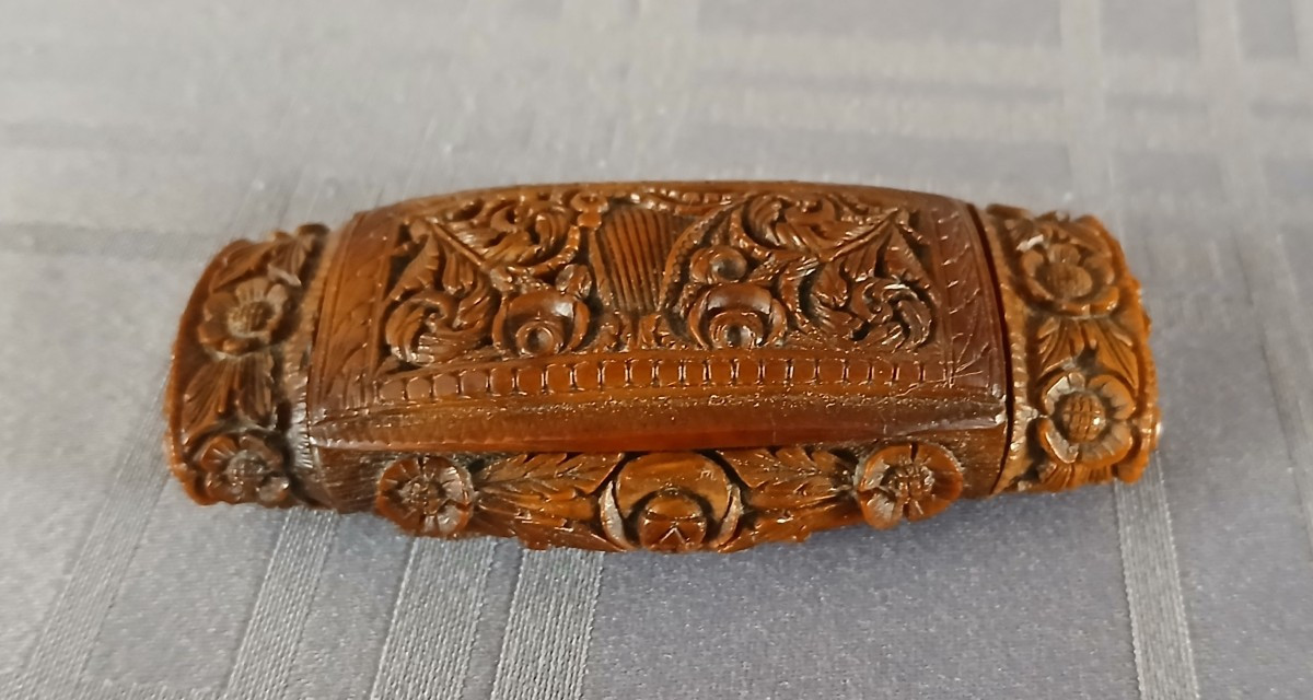 Tabatière Corozo sculptée d'une harpe et de fleurs