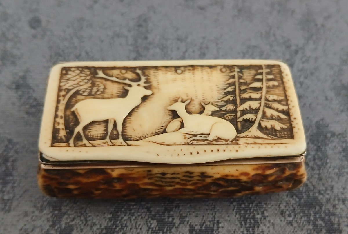 Tabatière 19ème en corne et vermeil - poinçon sanglier et maitre orfèvre - décor cynégétique.