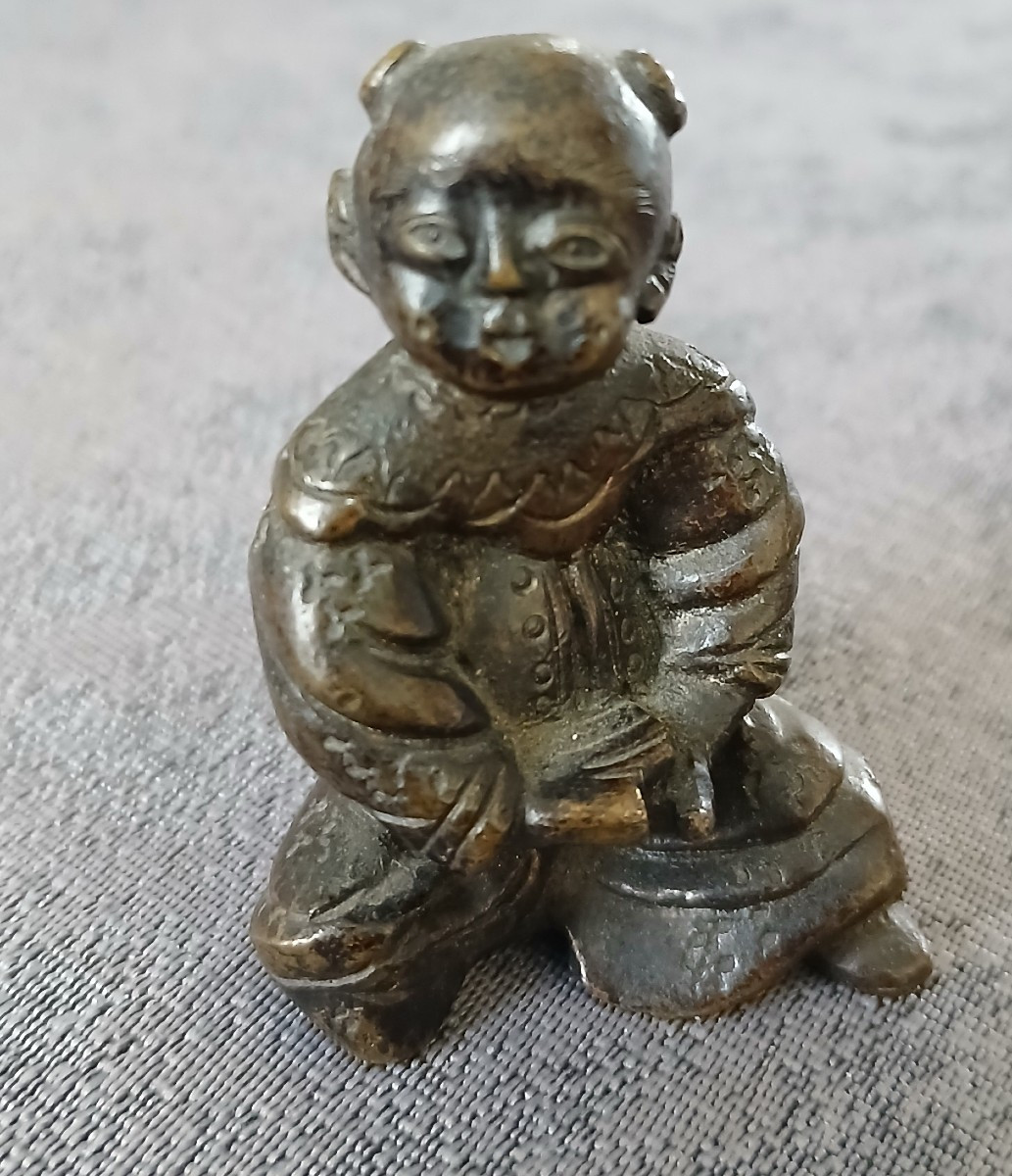 Bronze asiatique - enfant assis en tailleur