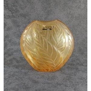 Lalique Petit Vase De Forme Navette Et Teinte Ambre