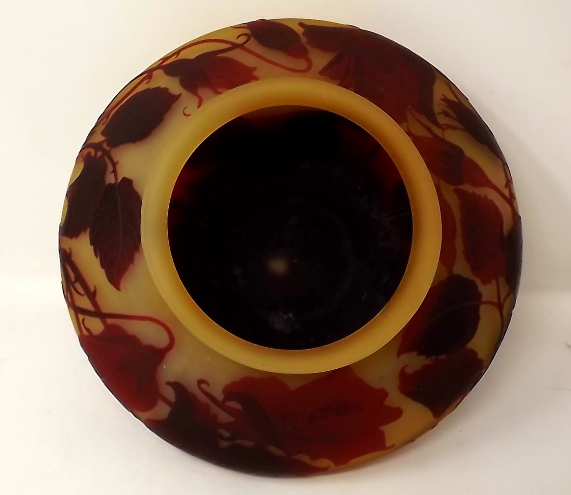 Paul Nicolas Argental Spinning Top Vase With Red Roses And Yellow Background-photo-2