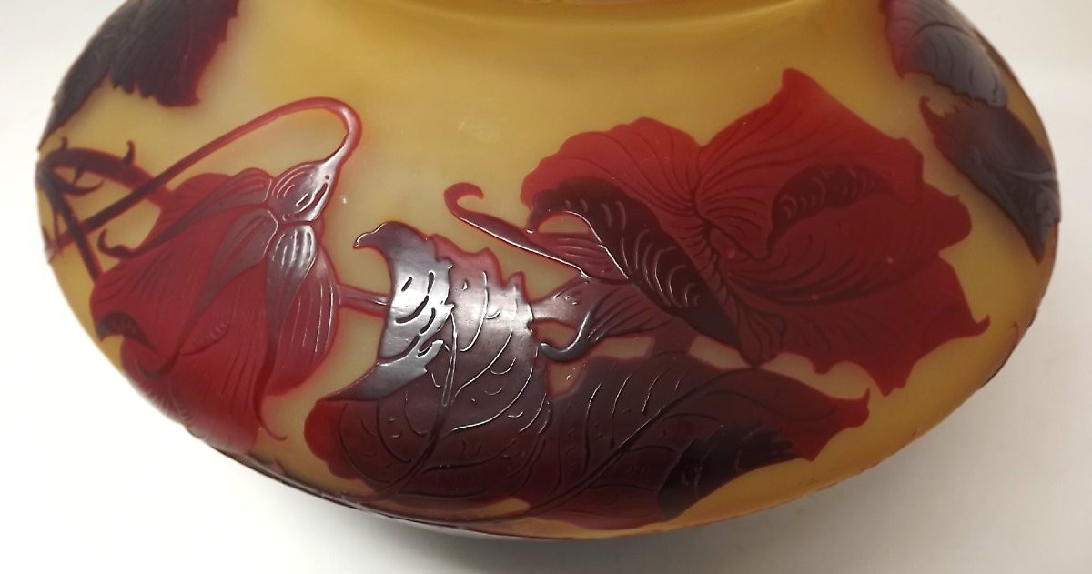 Paul Nicolas Argental Spinning Top Vase With Red Roses And Yellow Background-photo-5