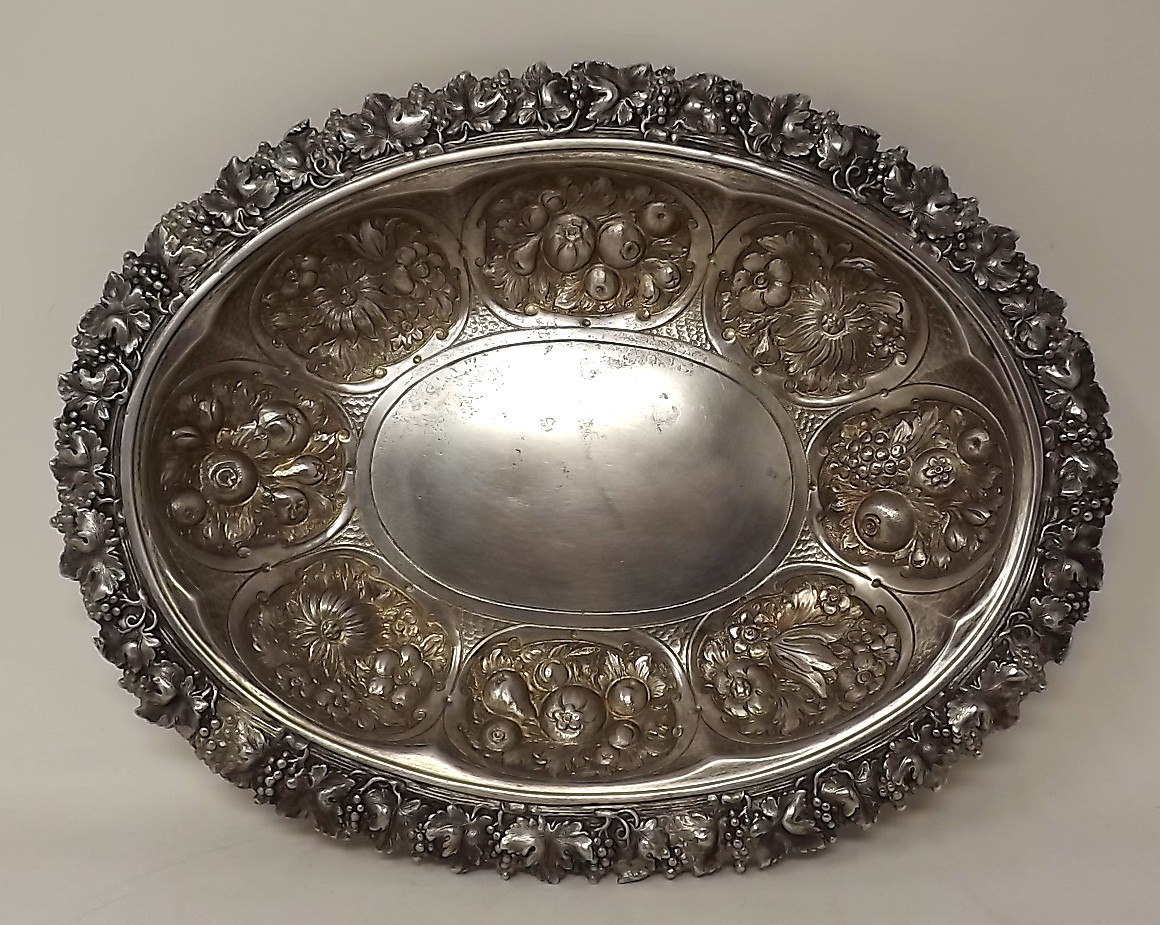Corbeille en argent anglais décor de pampres, fleurs et fruits EDOUARD BARNARD & SONS