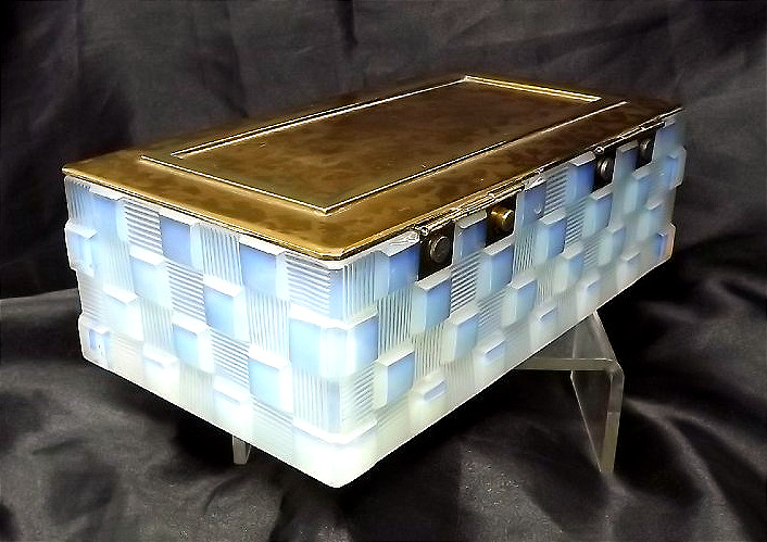 coffret "LES DAMIERS" verre opalescent couvercle tableterie de laiton Marius Sabino -photo-1