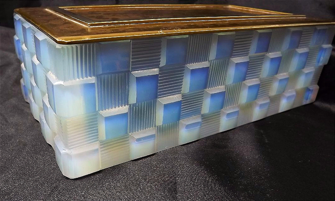 coffret "LES DAMIERS" verre opalescent couvercle tableterie de laiton Marius Sabino -photo-6
