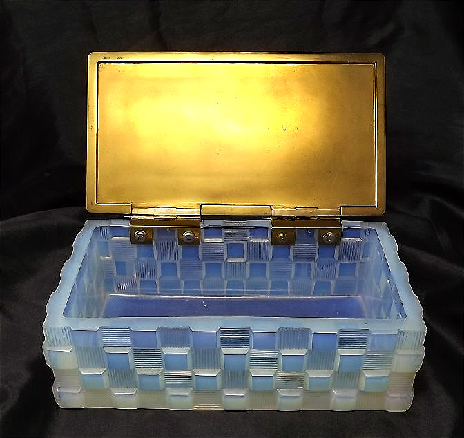 coffret "LES DAMIERS" verre opalescent couvercle tableterie de laiton Marius Sabino 