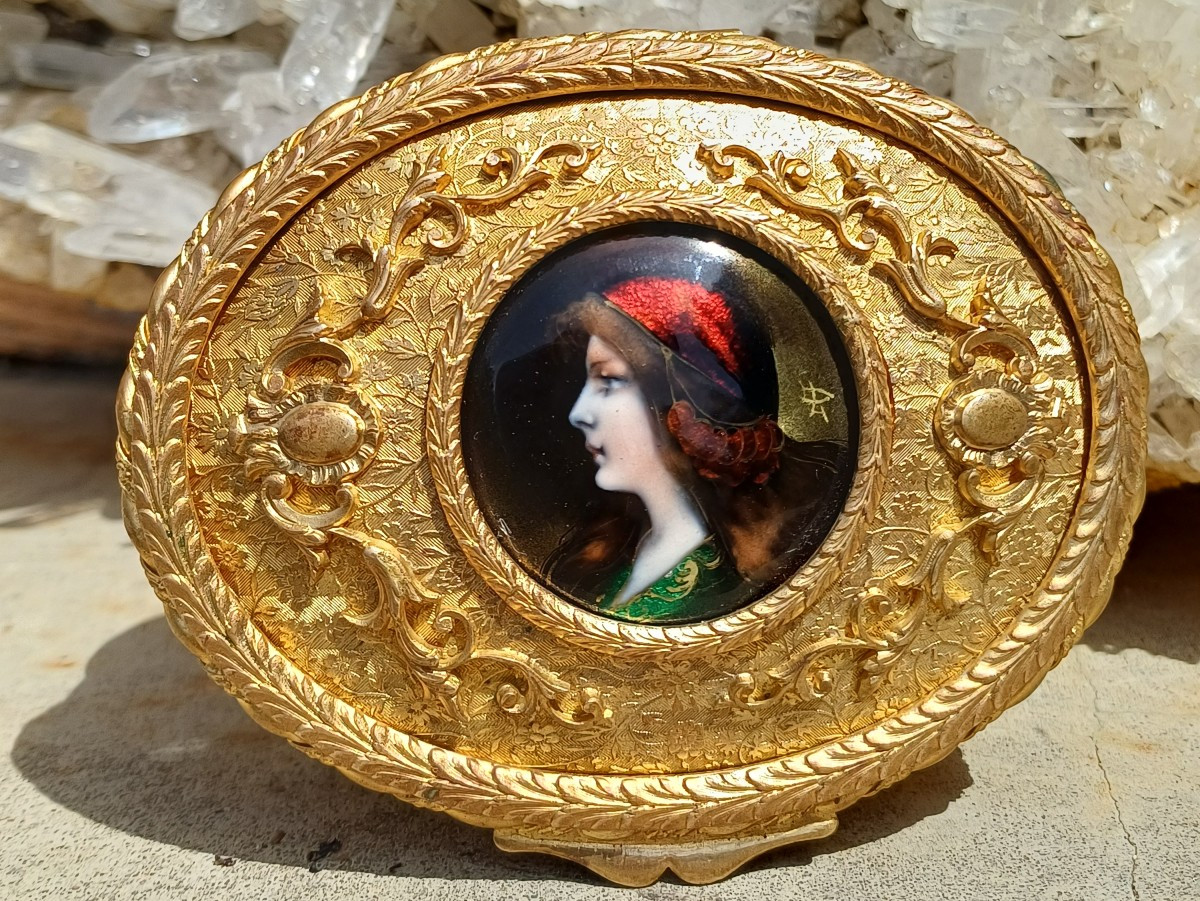 Boite bronze doré et émaux de Limoges