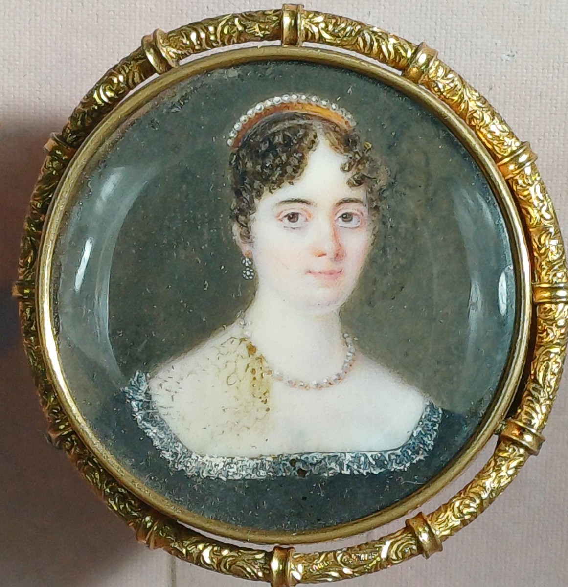 Broche pomponne portrait miniature Princesse diadème