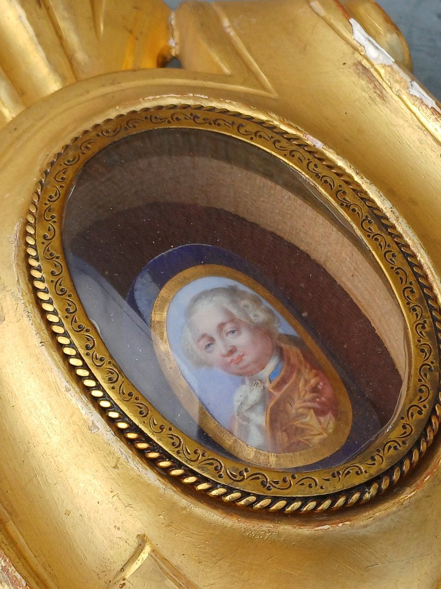 Souvenir royaliste portrait de Louis XVI porcelaine et bois doré -photo-1