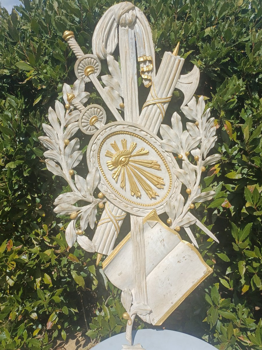 Element de boiseries Oeil de Dieu et armes bois sculpt&eacute; -photo-1