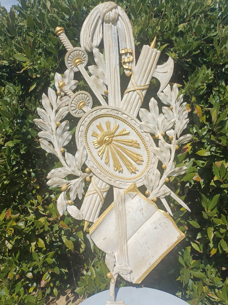 Element de boiseries Oeil de Dieu et armes bois sculpt&eacute; 