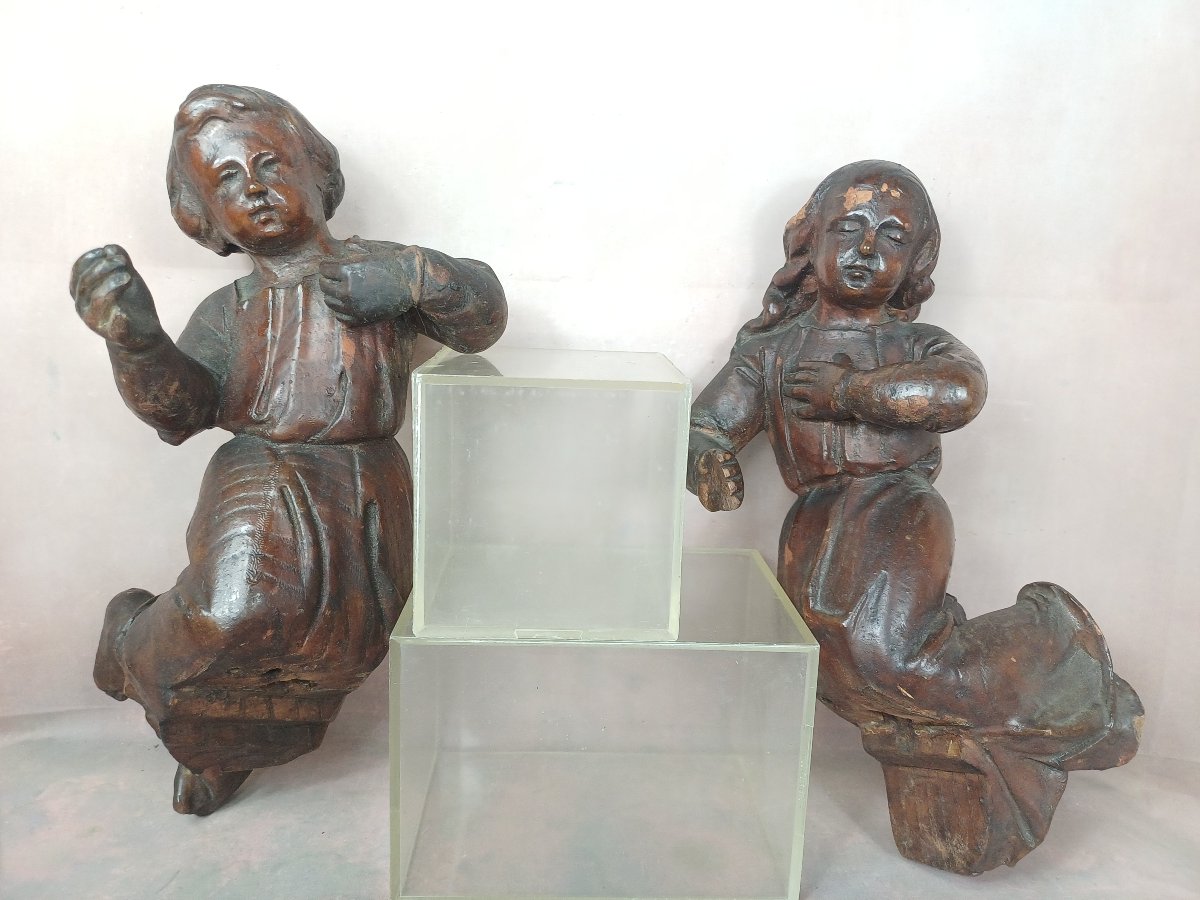 Paire d'anges en bois sculpté putti