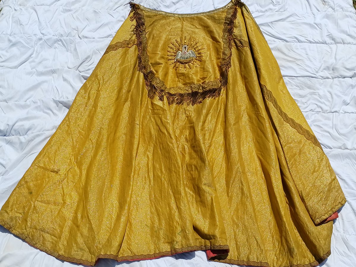 Pluvial chape drap d'or et broderies fil d'or XIXème