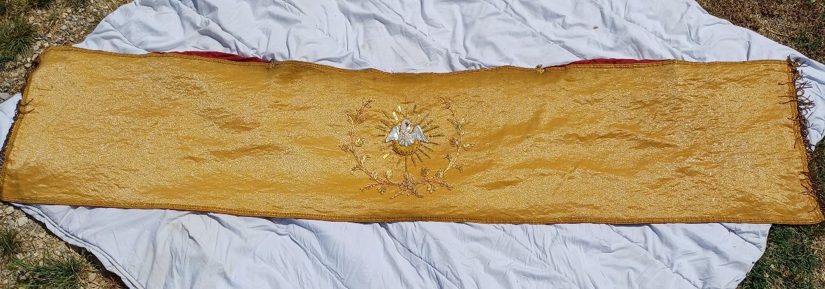 Humeral Veil For The Blessed Sacrament Procession, Made Of Gold-colored Fabric With Gold Embroidery