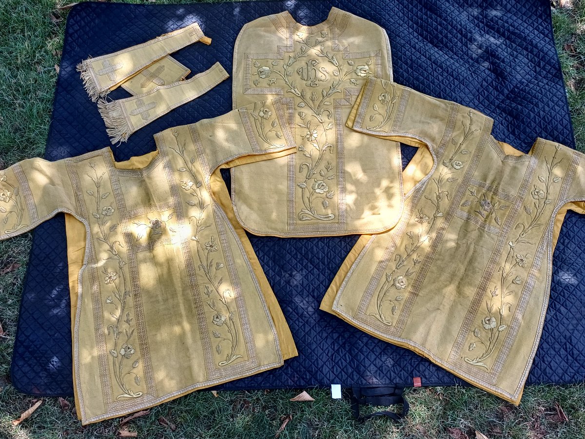 3-horse Chasuble And Two Dalmatics Made Of Gold-colored Fabric With Gold Embroidery-photo-2