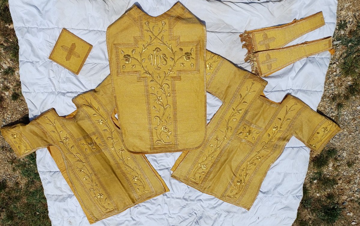 3-horse Chasuble And Two Dalmatics Made Of Gold-colored Fabric With Gold Embroidery