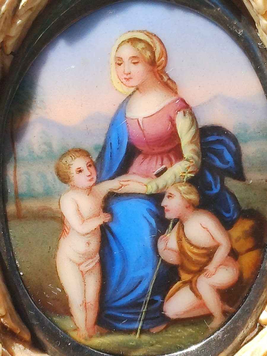 Religious Medallion Brooch: Virgin Mary On A Chair  -photo-2