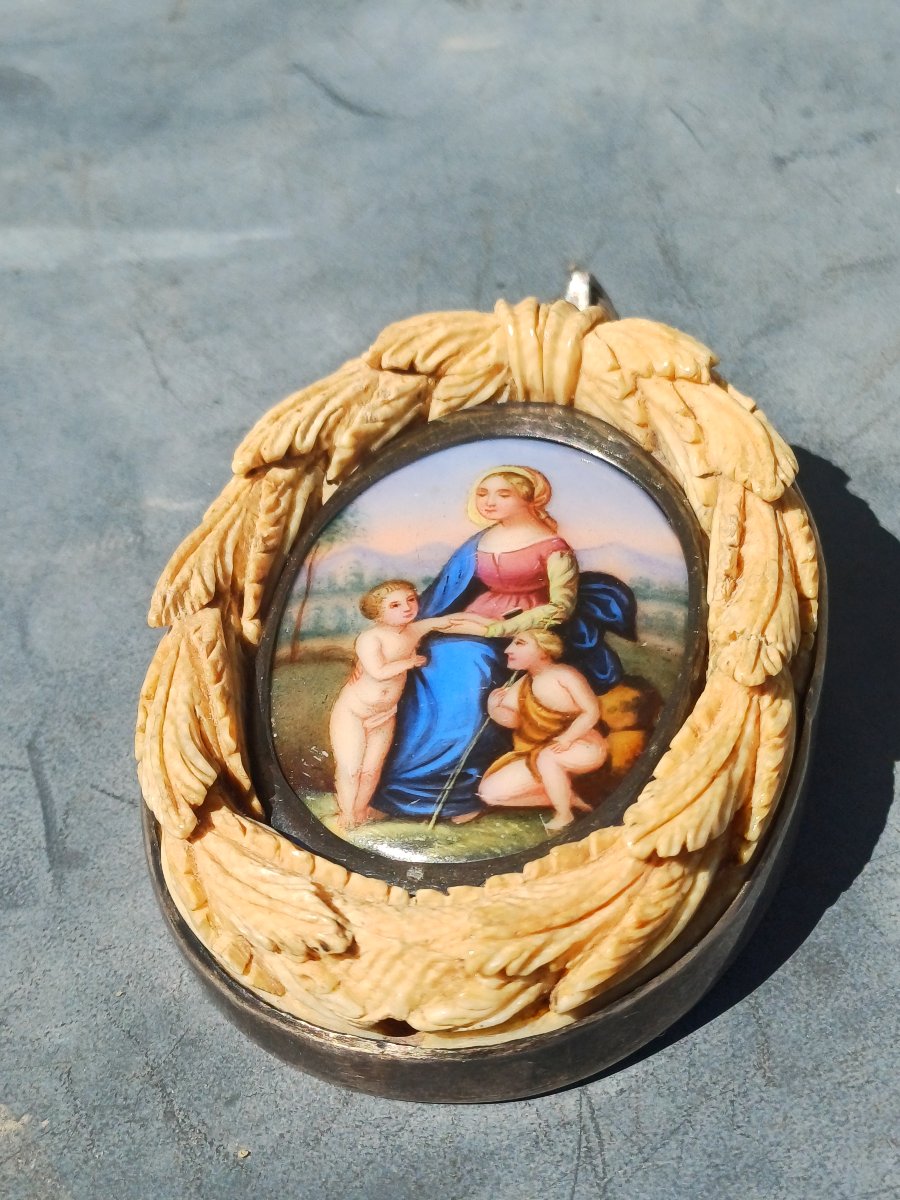 Religious Medallion Brooch: Virgin Mary On A Chair  -photo-1