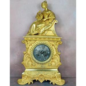 Pendule romantique à décor d'une jeune fille à la rose, bronze doré 