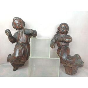 Paire d'anges en bois sculpté putti