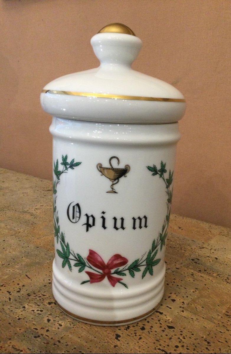 Un Pot à Pharmacie Marqué Opium 