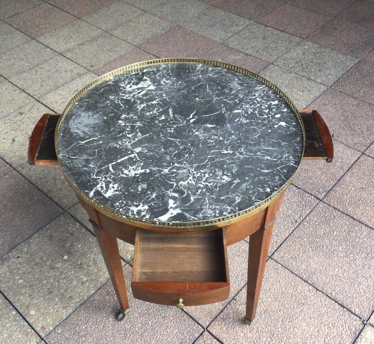 Un Guéridon Dit '' Table Bouillotte''.-photo-1