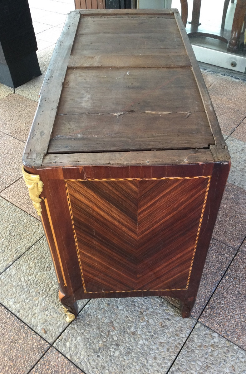 An 18th Century Marquetry Chest Of Drawers-photo-2
