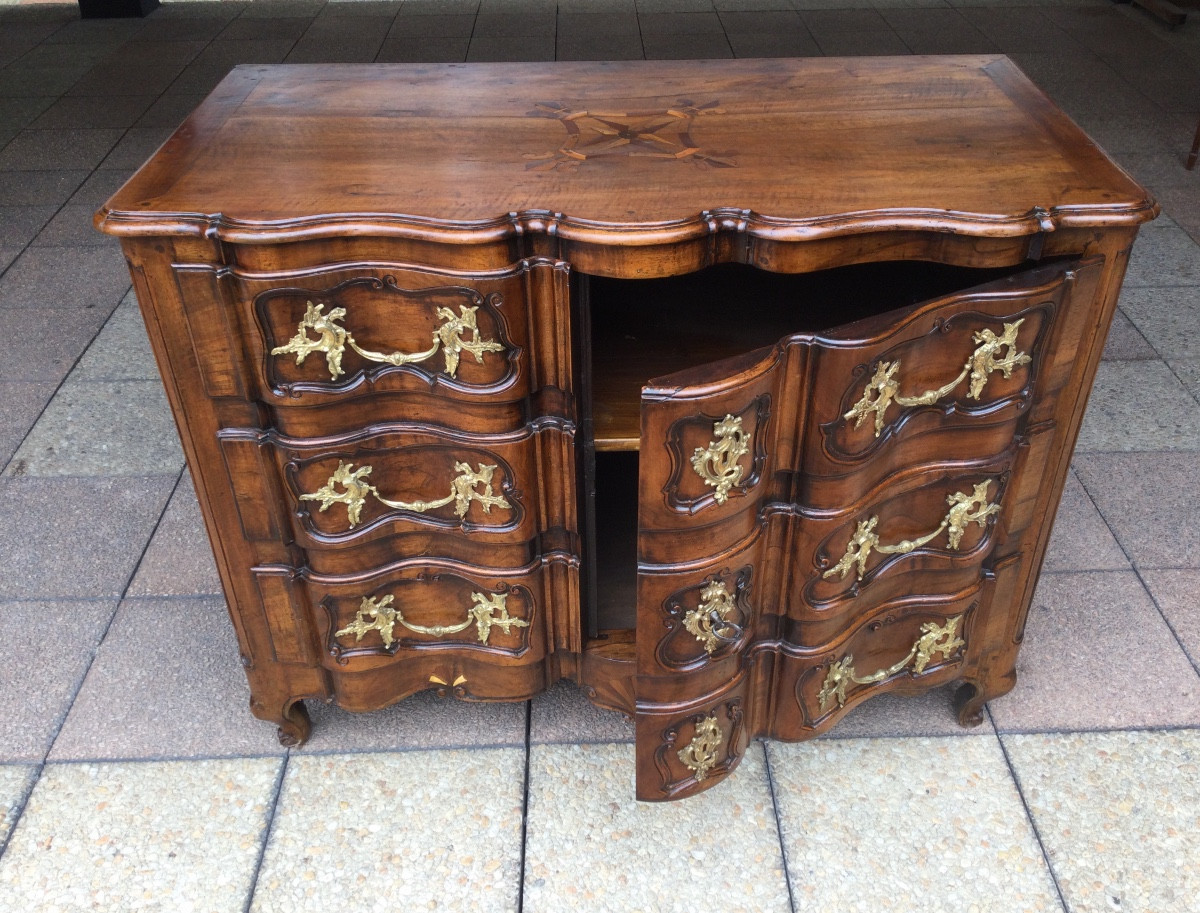 Un buffet simulant une commode du XVIIIe siècle