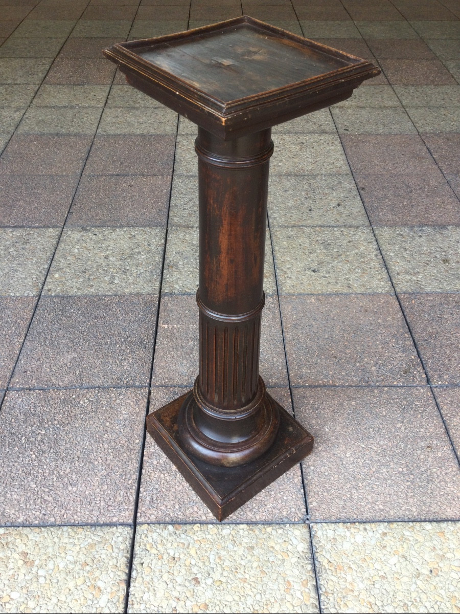 Une sellette ou colonne en bois naturel