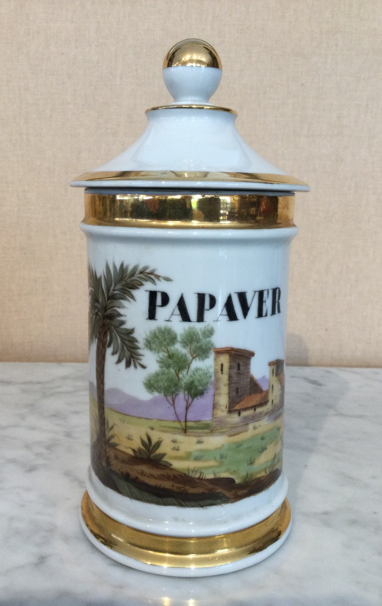 Un pot  à pharmacie marqué PAPAVER