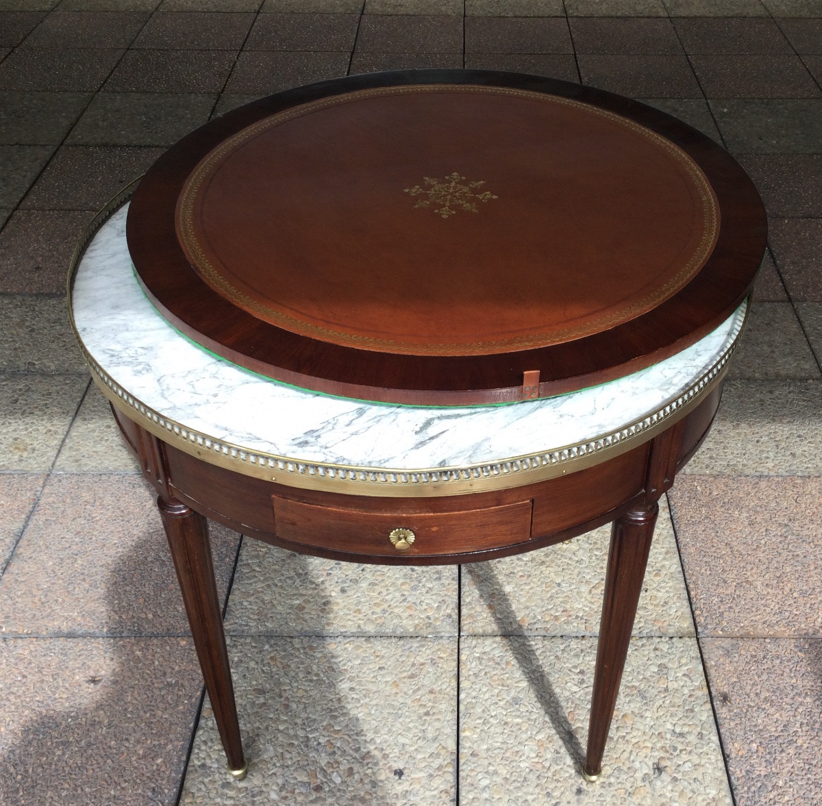 Une table ''bouillotte'' et son bouchon.