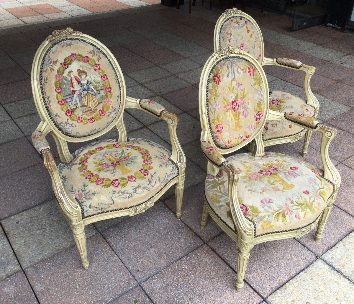 Trois fauteuils de style transition Louis XV -Louis XVI-photo-2