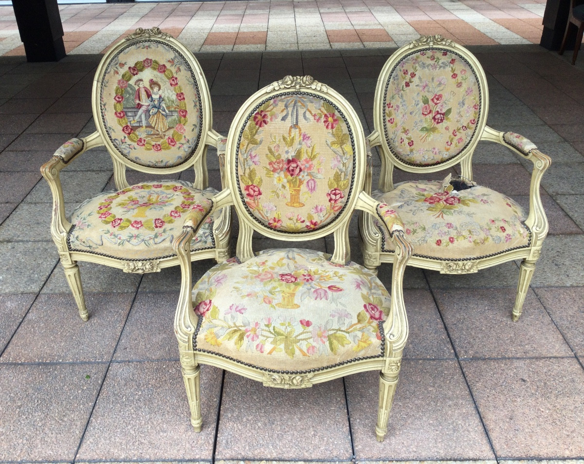 Trois fauteuils de style transition Louis XV -Louis XVI