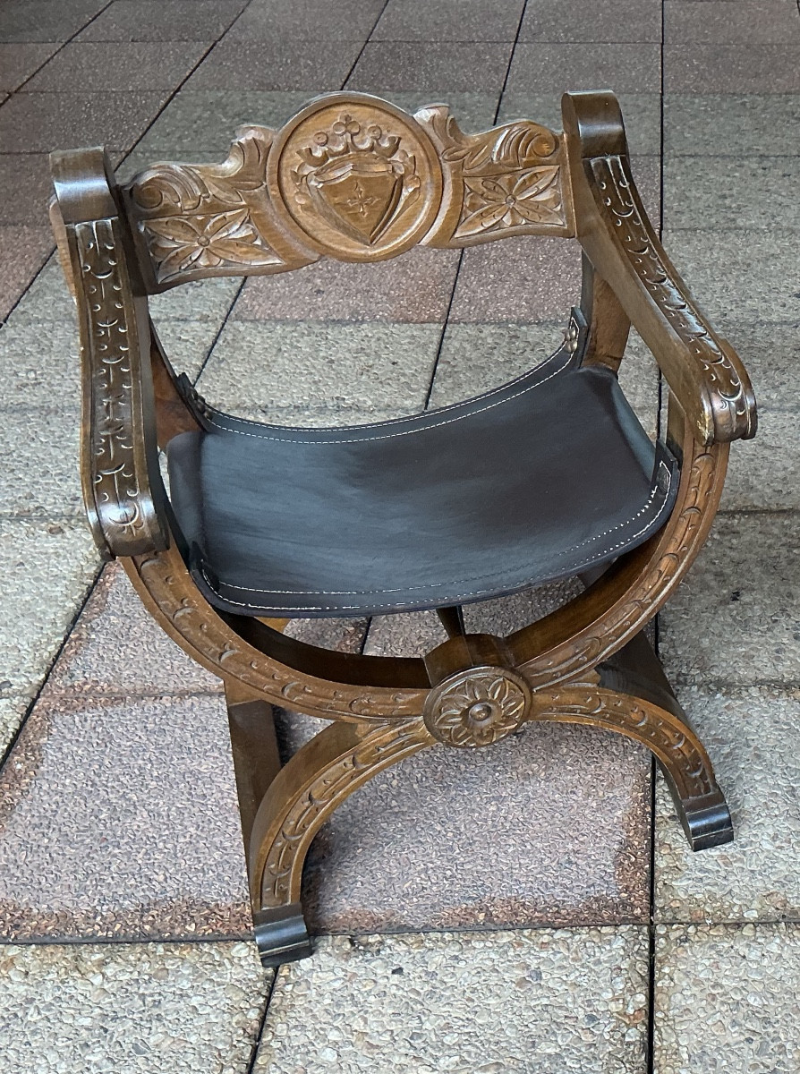 Un fauteuil curule , dit ''Dagobert''
