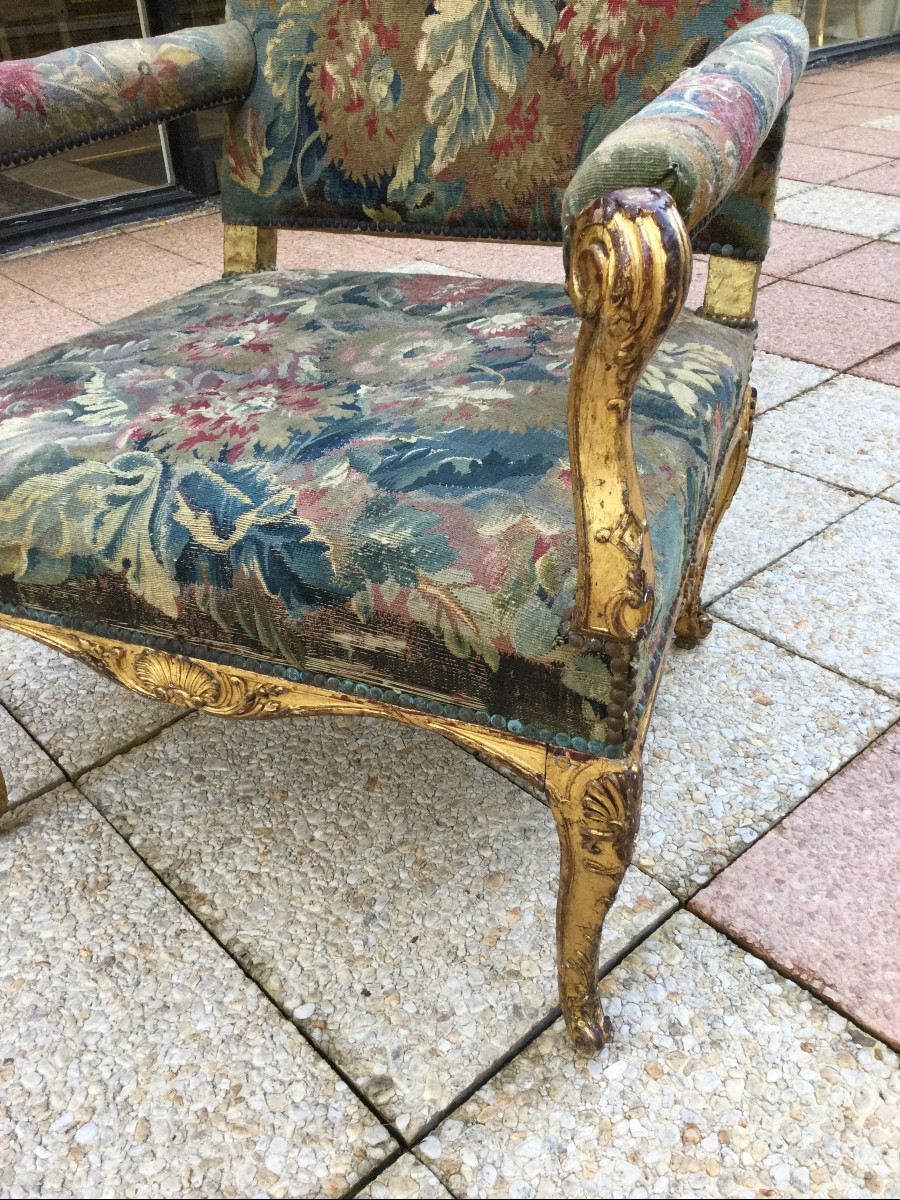 Un grand fauteuil Régence en bois doré, garni, de tapisserie d'Aubusson.-photo-1