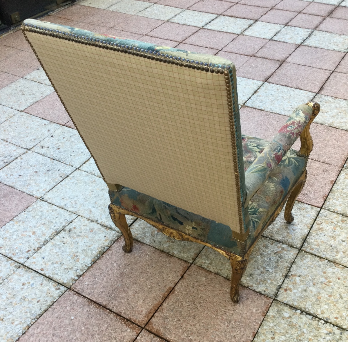 Un grand fauteuil Régence en bois doré, garni, de tapisserie d'Aubusson.-photo-2