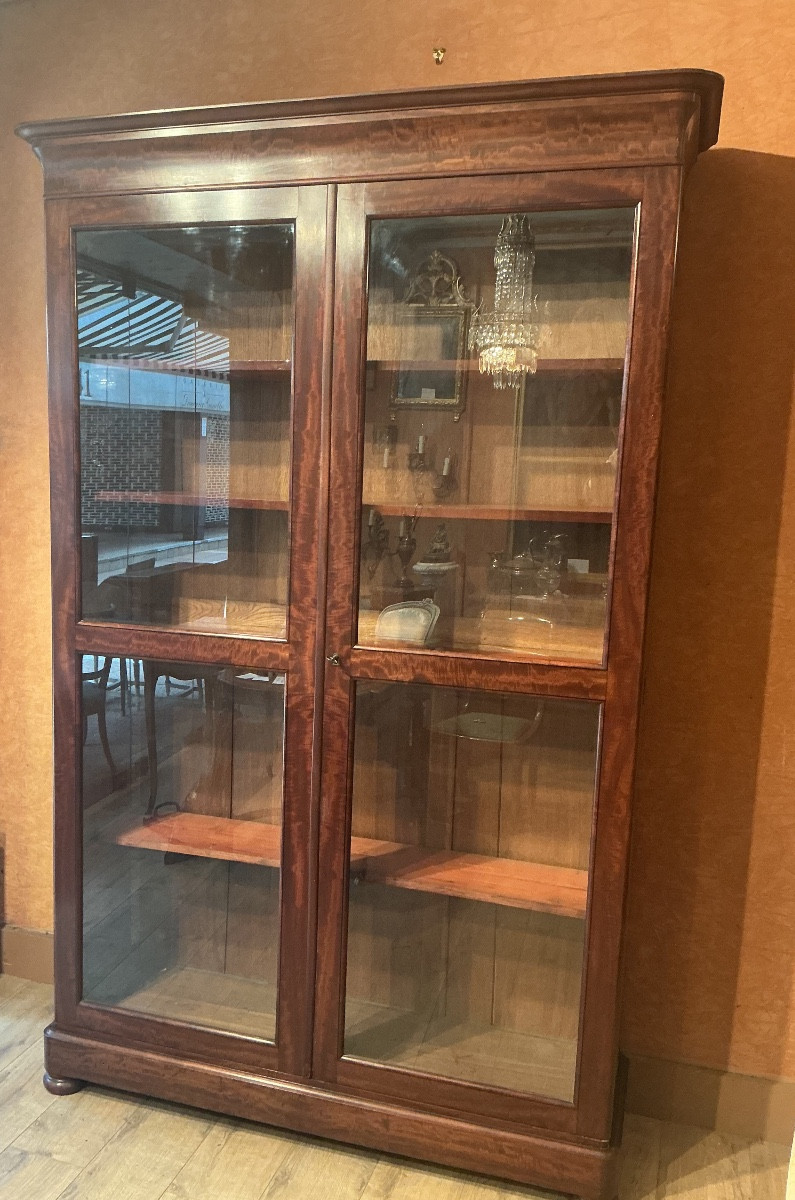 Une bibliothèque  en acajou.