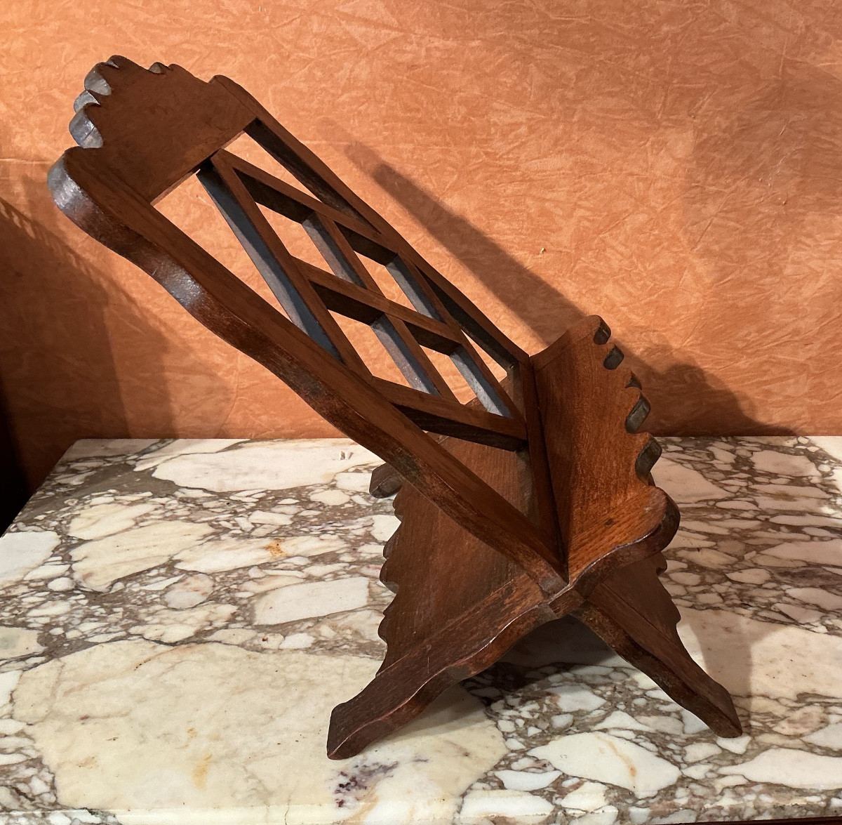 Un  lutrin ou pupitre à poser.-photo-3