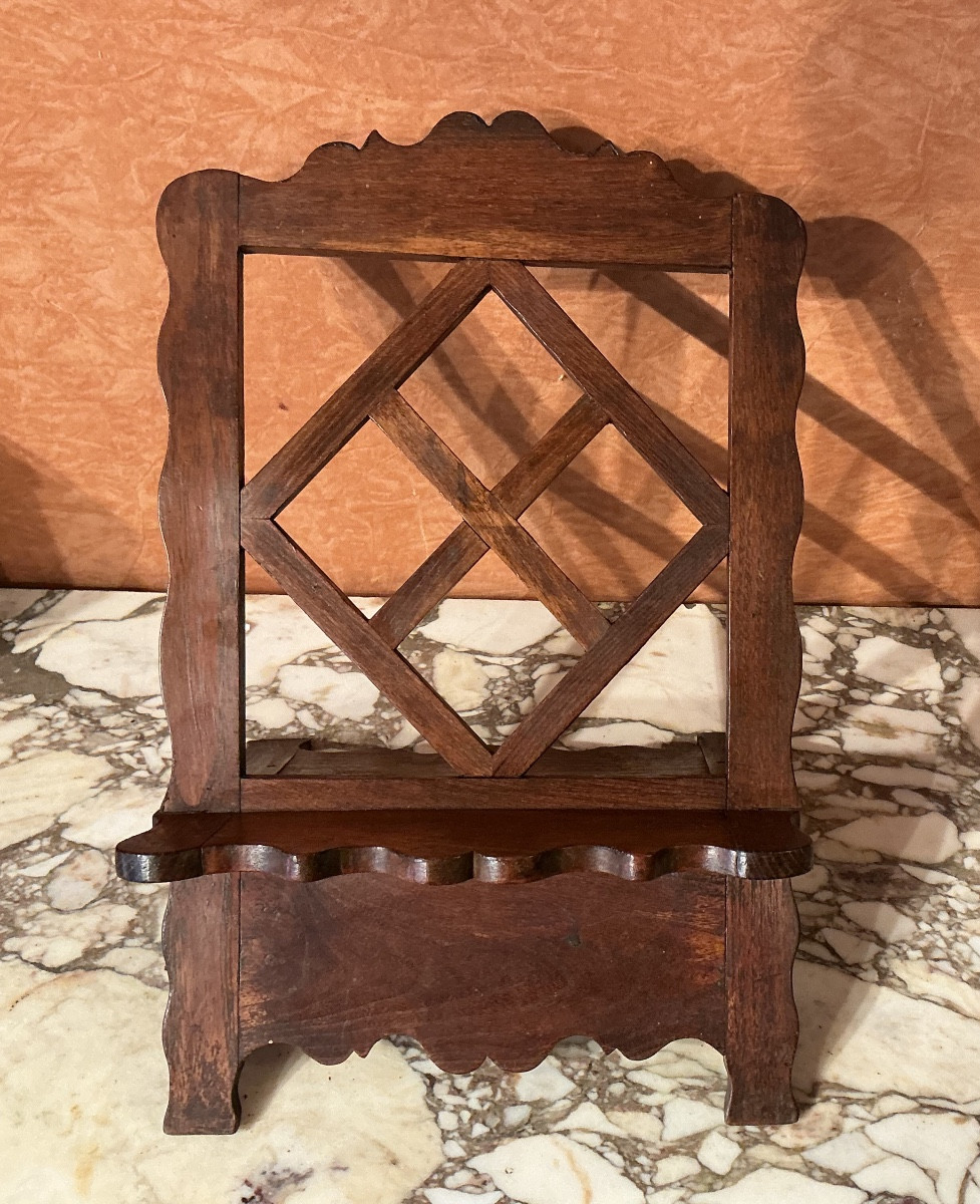 Un  lutrin ou pupitre à poser.-photo-1