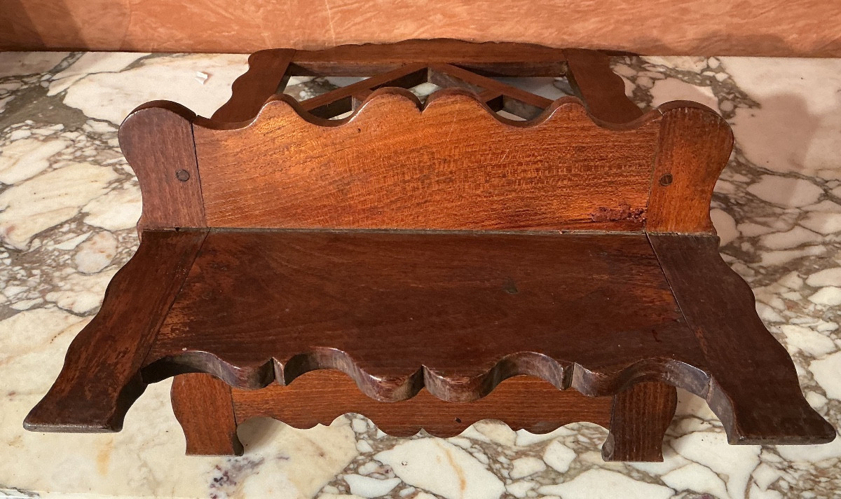 Un  lutrin ou pupitre à poser.-photo-2