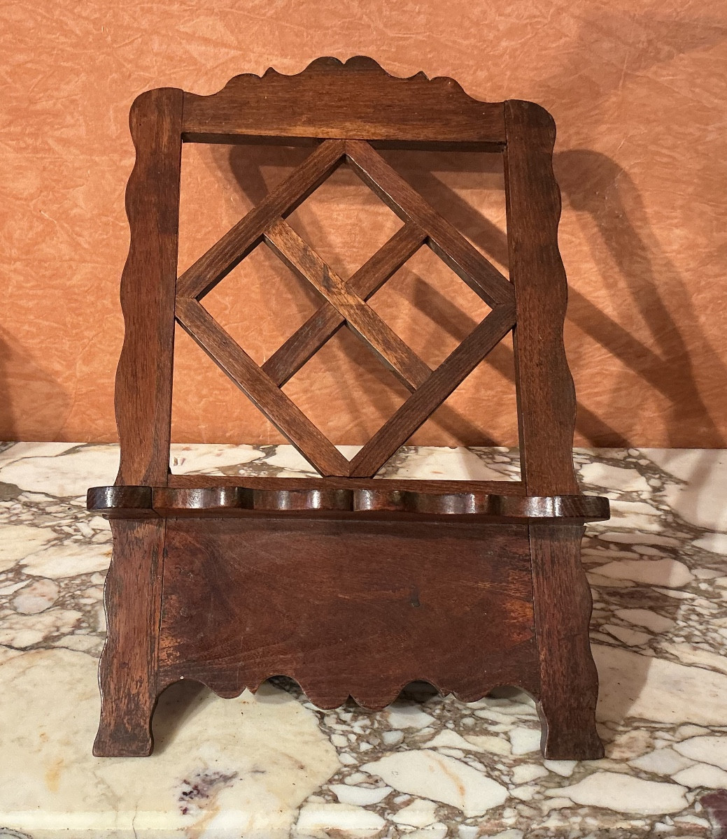 Un  lutrin ou pupitre à poser.