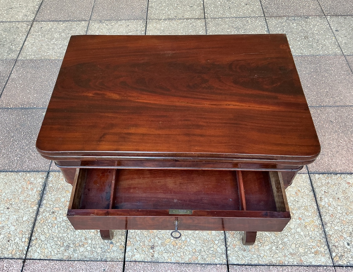Une petite table de jeux  en acajou. -photo-2
