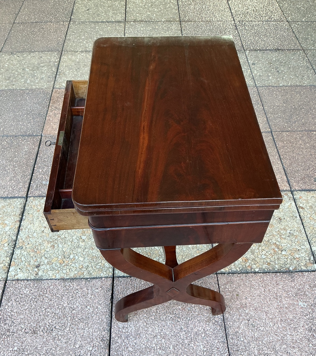 Une petite table de jeux  en acajou. -photo-3