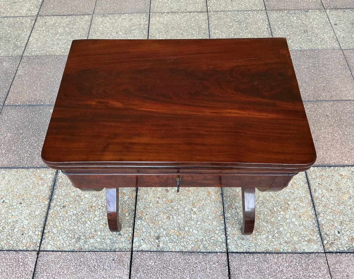 Une petite table de jeux  en acajou. -photo-1