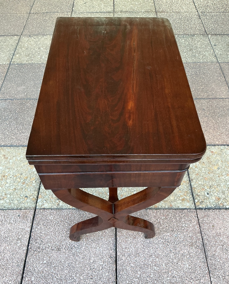 Une petite table de jeux  en acajou. -photo-2