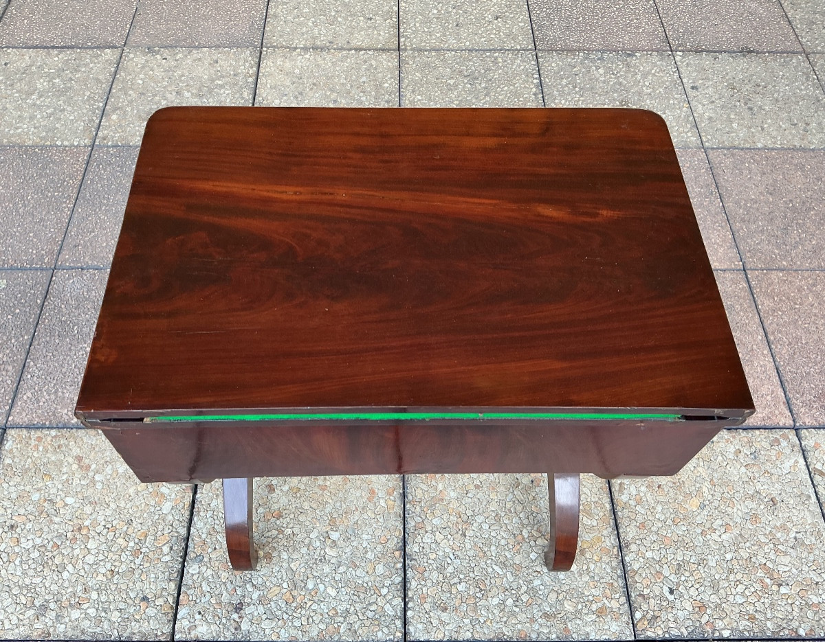 Une petite table de jeux  en acajou. -photo-3